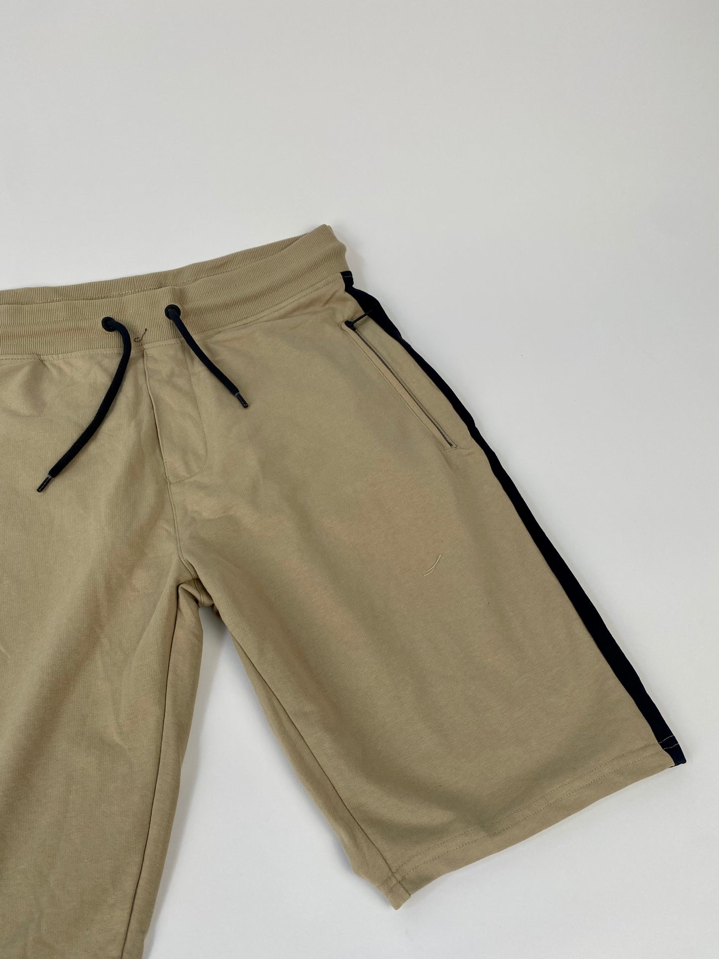 Clayton short with black stripes