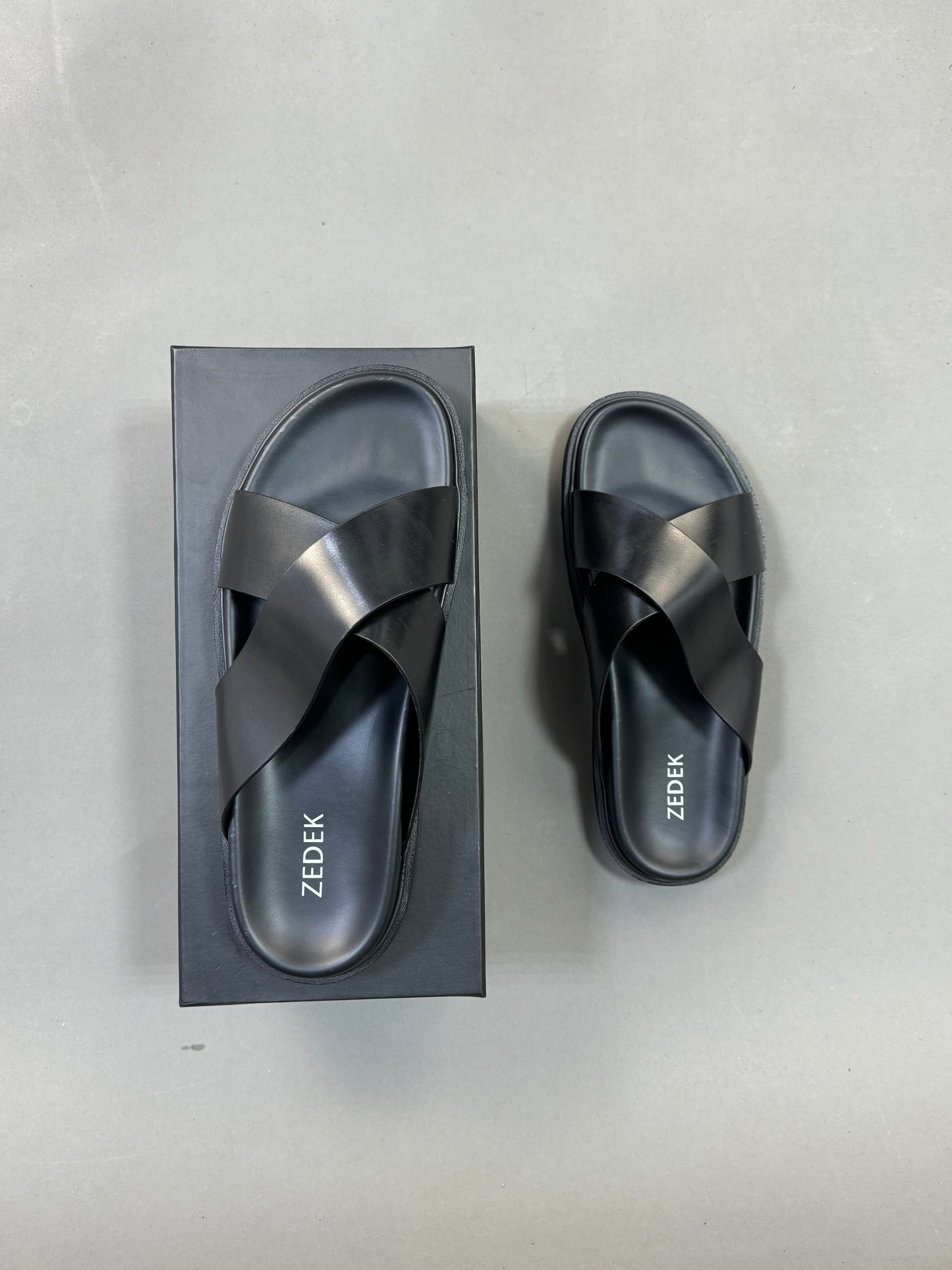 ZEDEK CRISS CROSS SLIDE IN BLACK