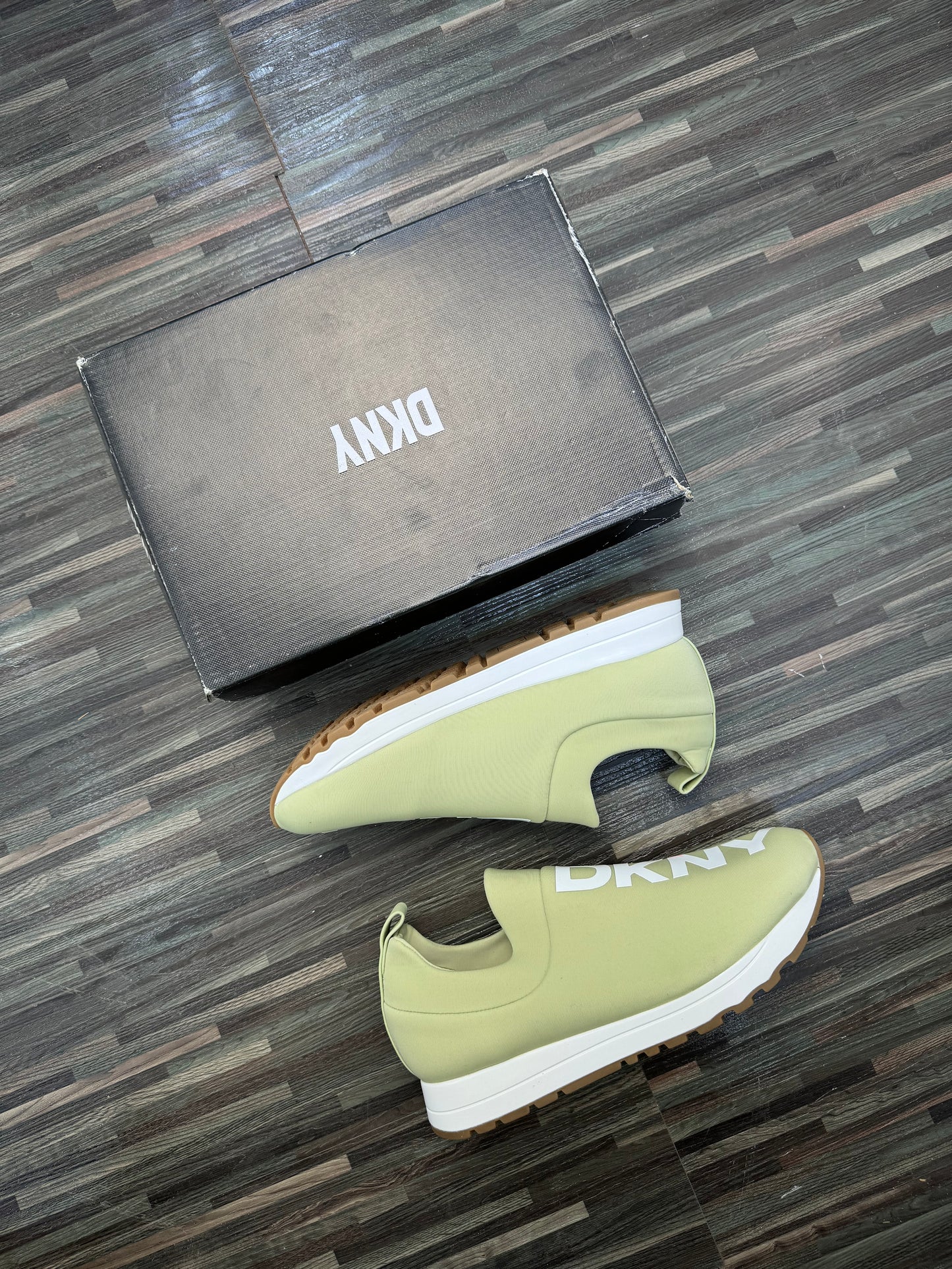 DKNY Sneakers (female) Z054