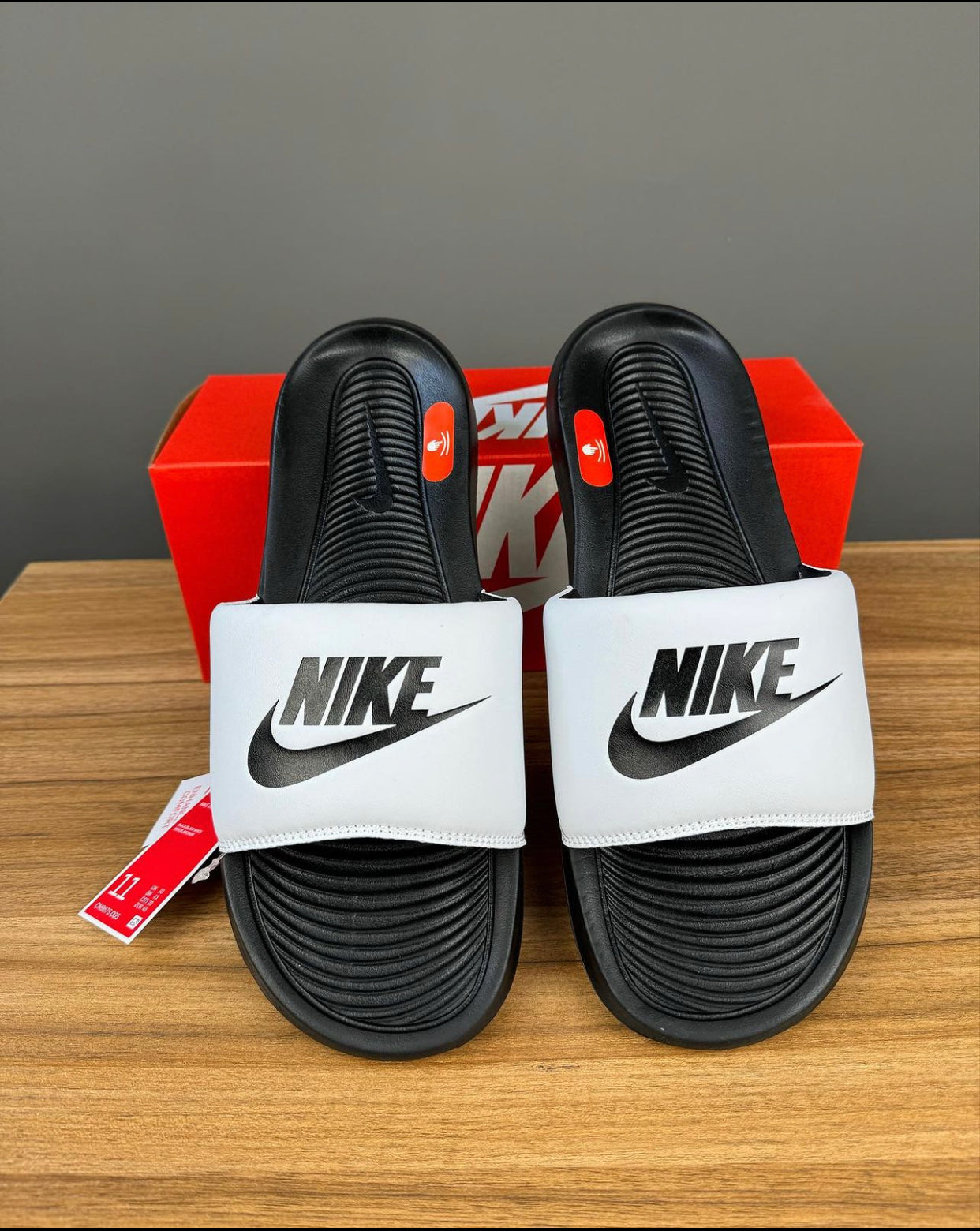 Nike victori one slider in white