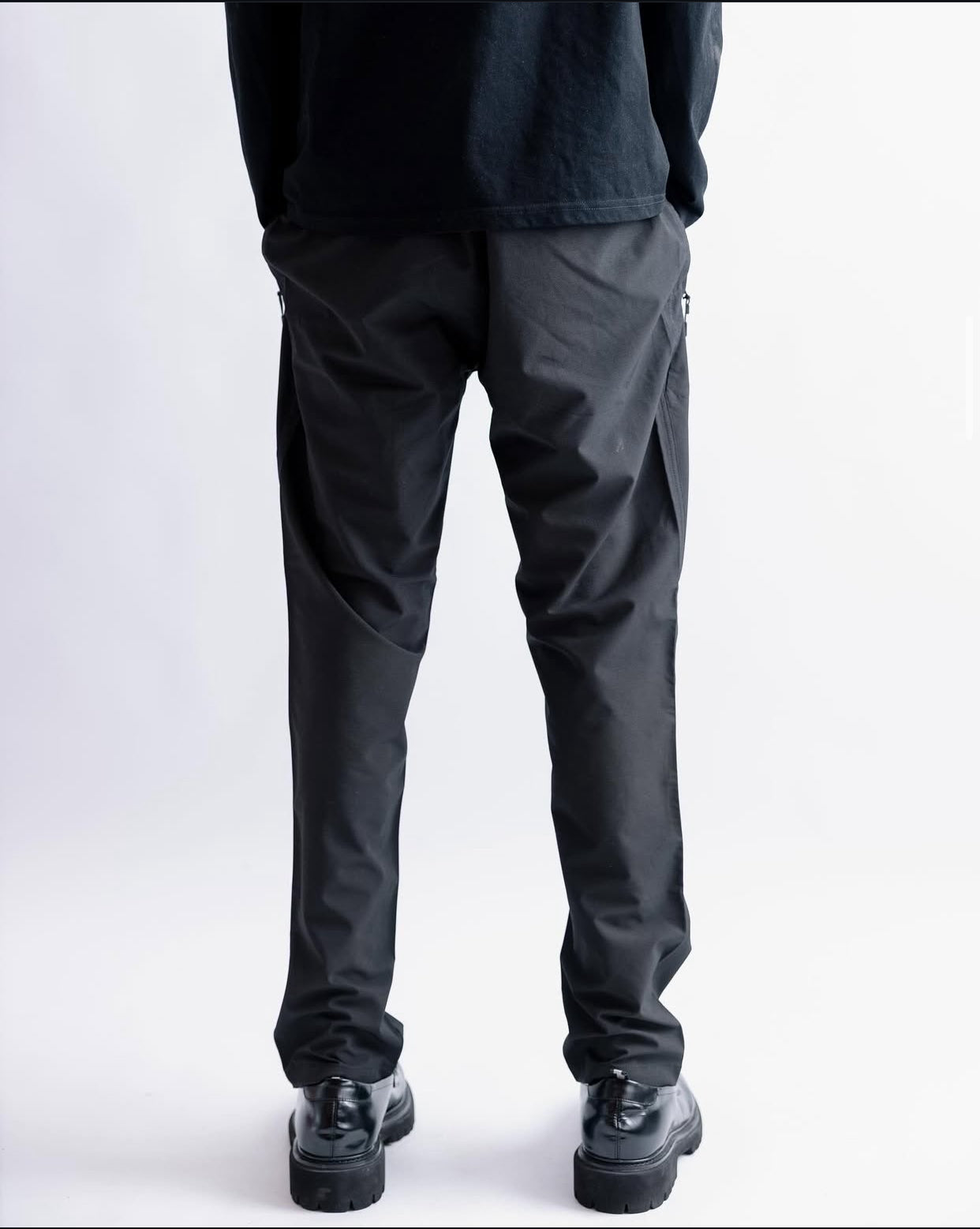 Easy tapered fit pant in black