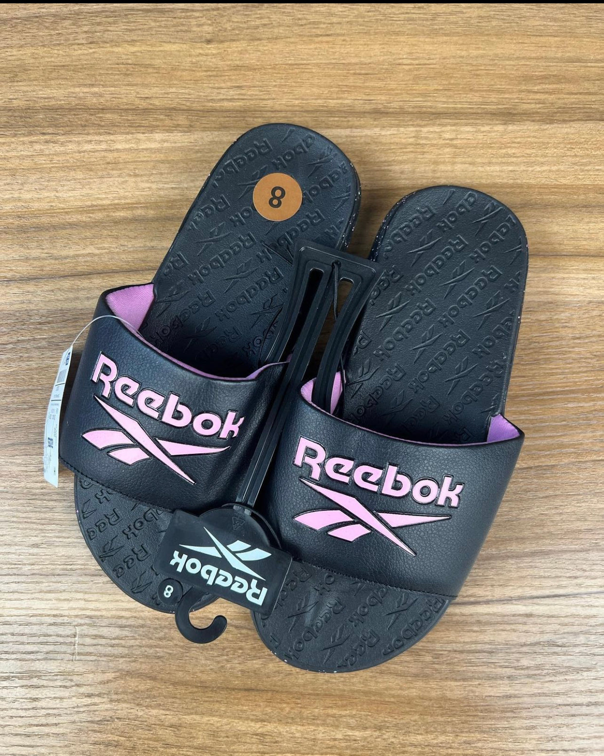 Reebok sliders in black /pink
