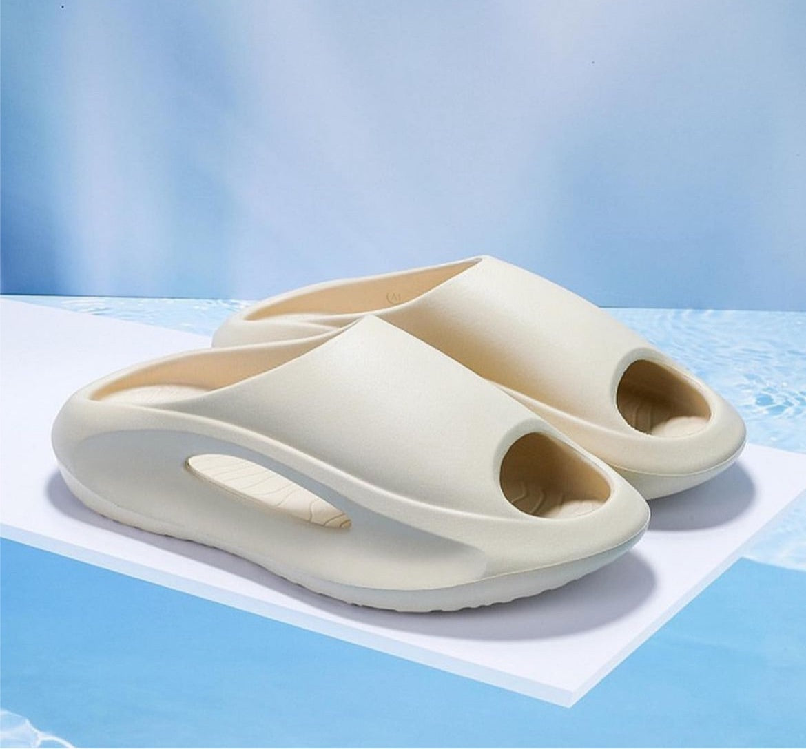 Unisex sliders in cream