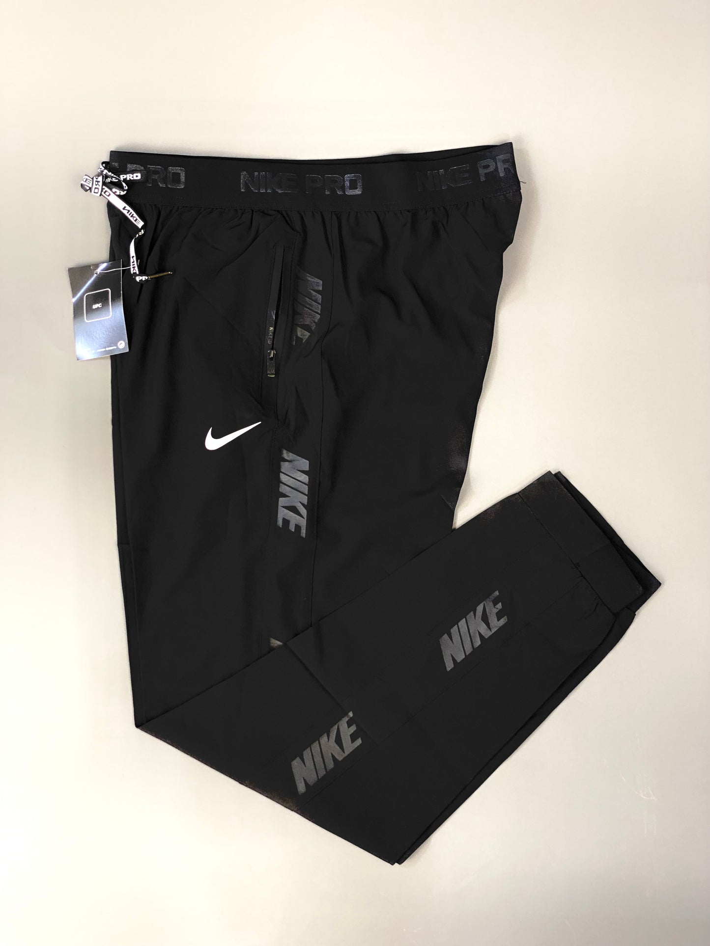 track pant in black (p2)