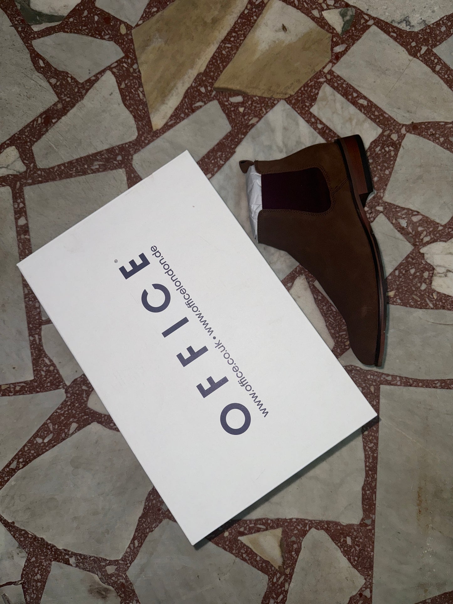 Office Chelsea boot in chocolate
burgundy