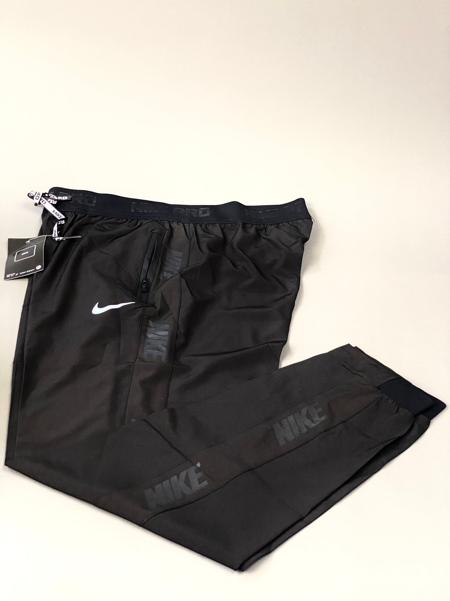 track pant in black (p2)