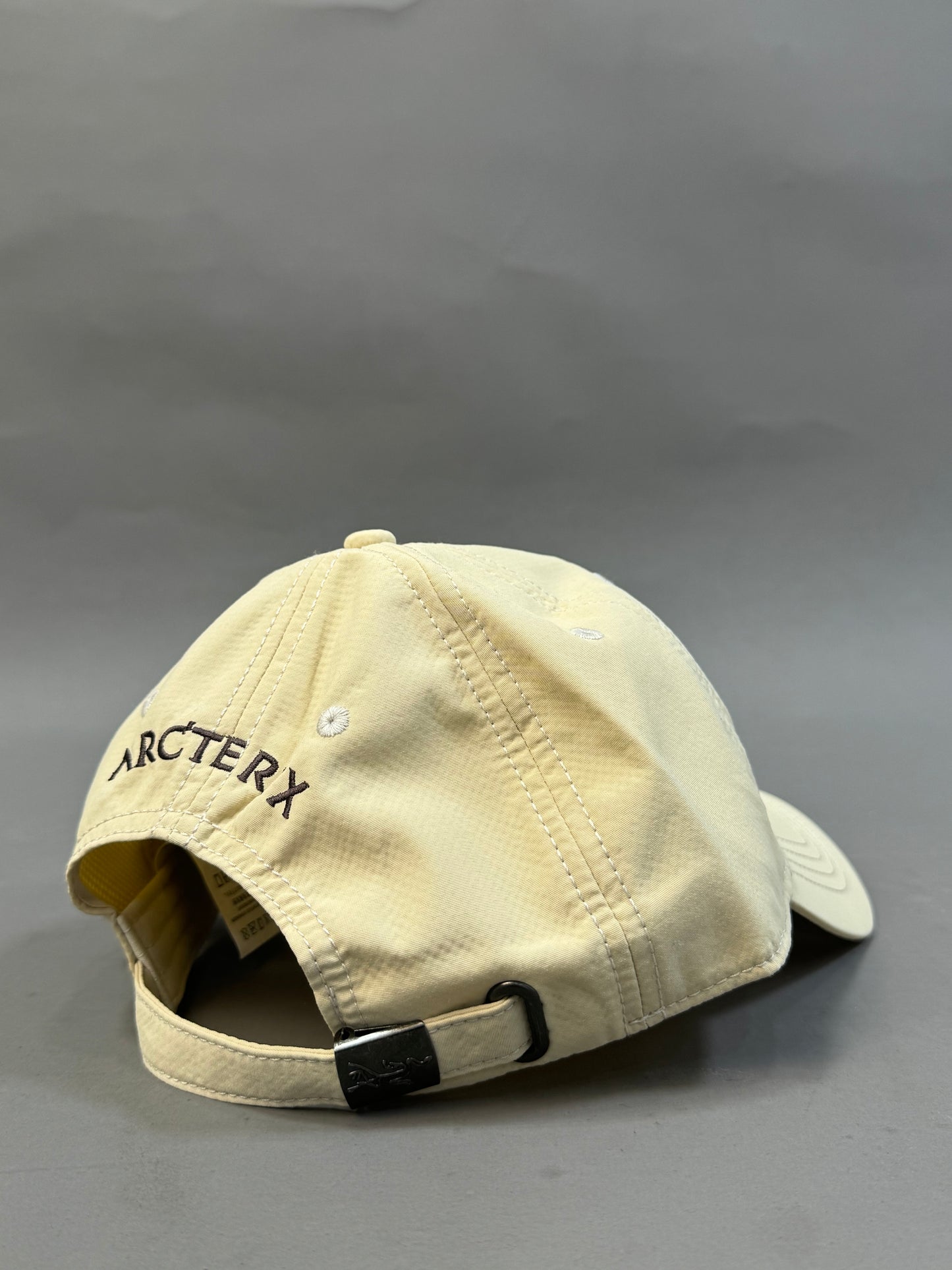 Arcteryx hat in carton colour