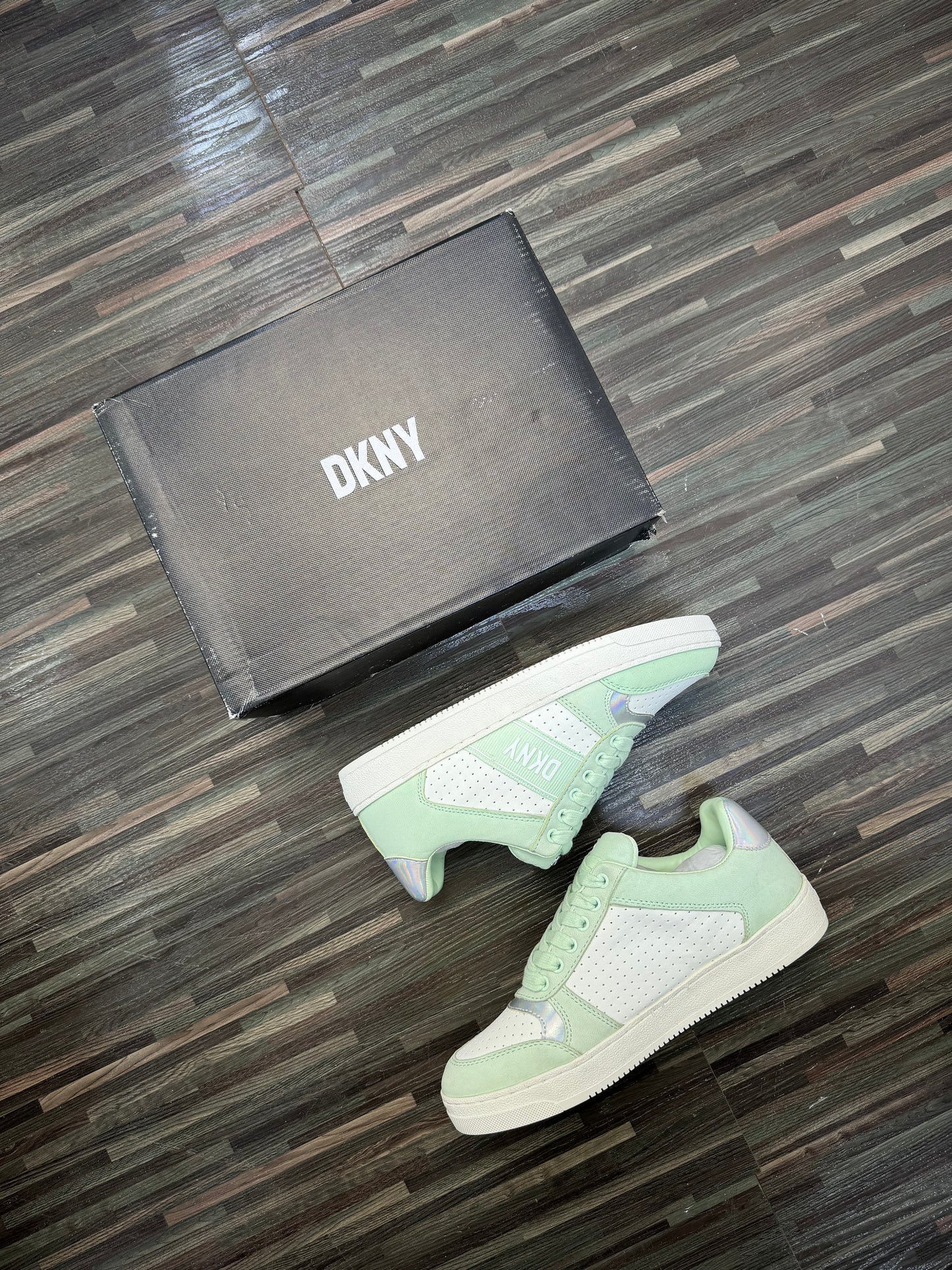 DKNY Sneakers (female) Z050