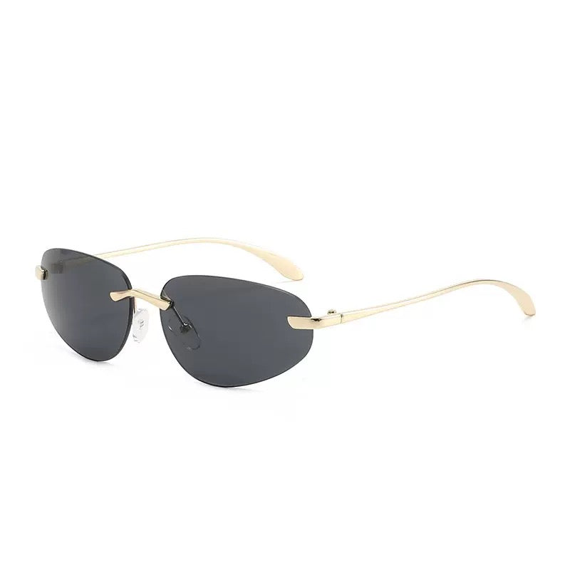 Oval sunglasses in black lens