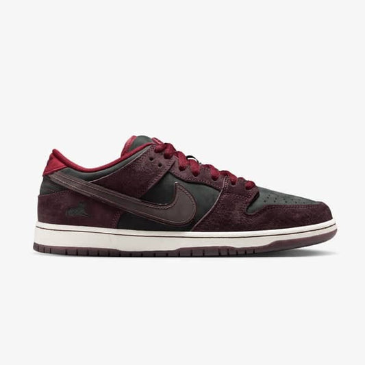 Nike Dunk QS Riot Sneakers