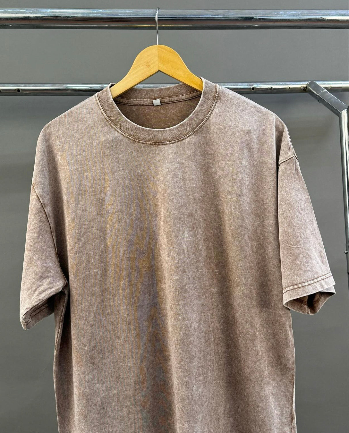 Acid wash tee in brown