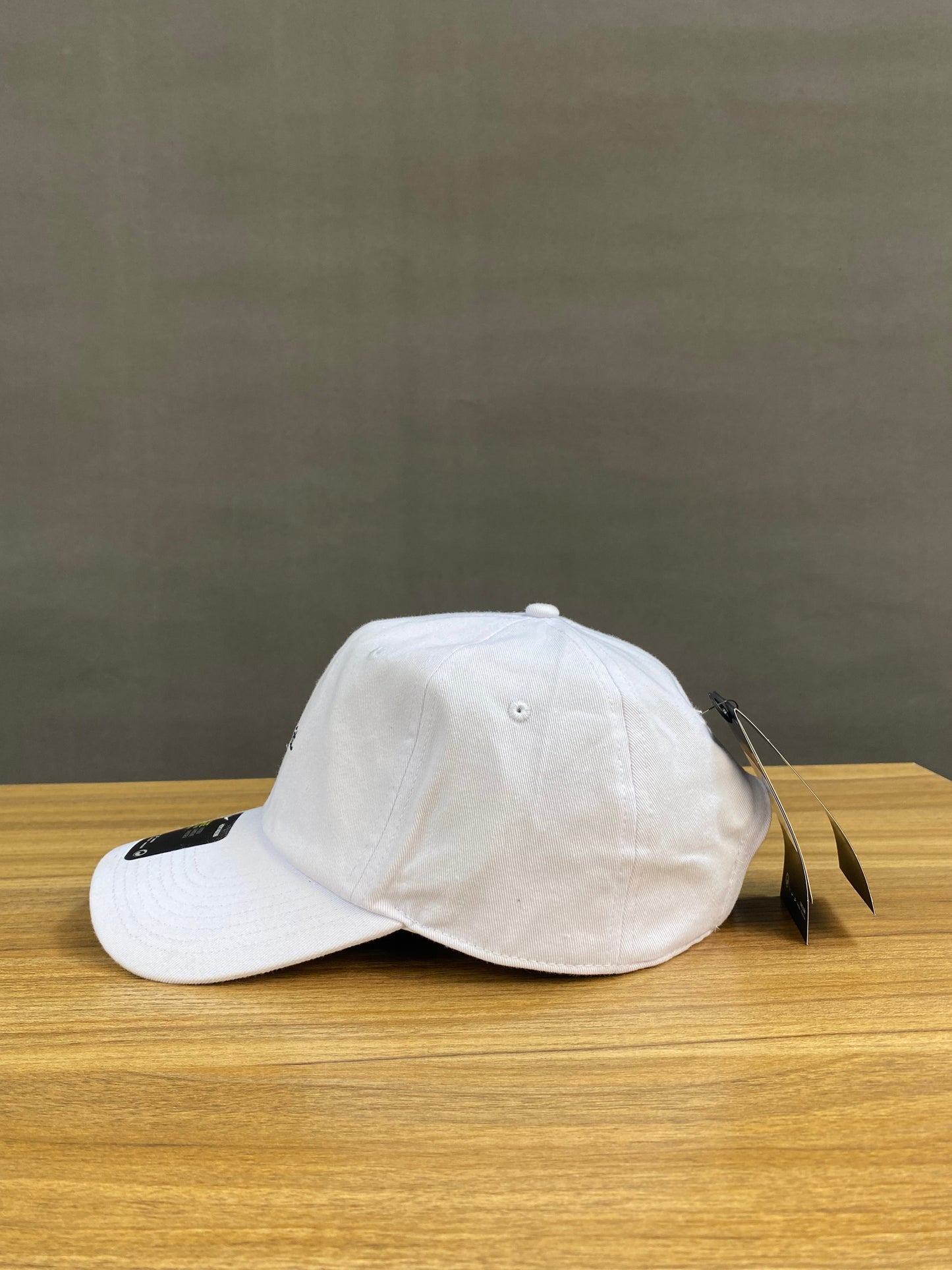 Nike just do it hat in white