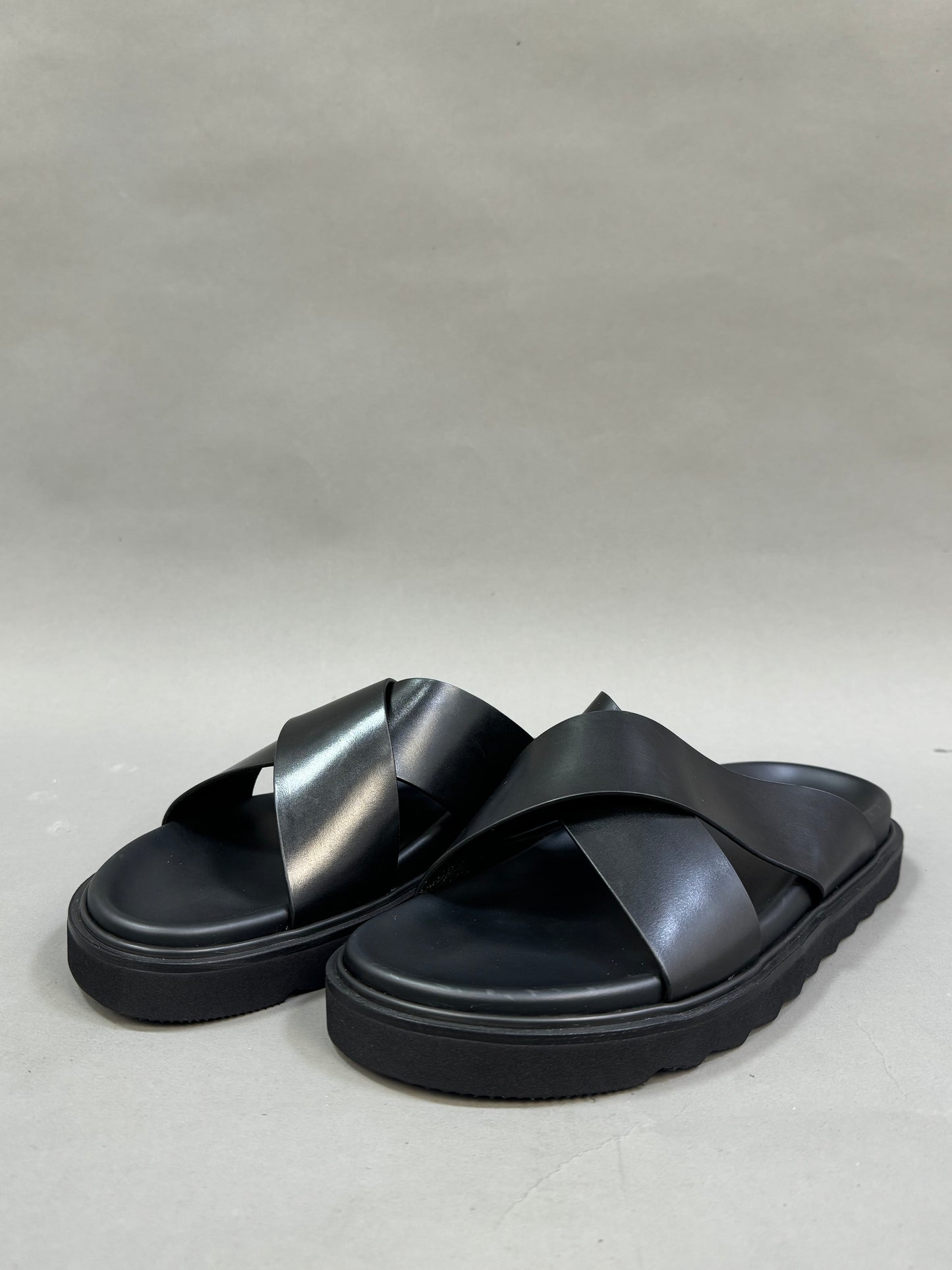 ZEDEK CRISS CROSS SLIDE IN BLACK