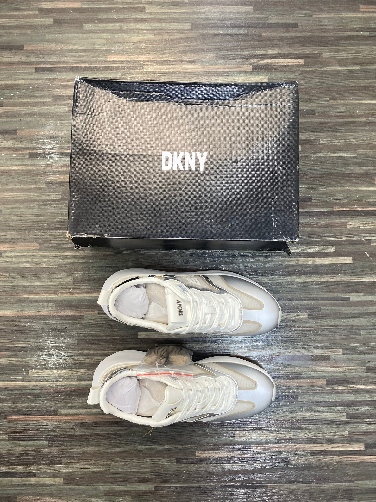 DKNY Sneakers Z091