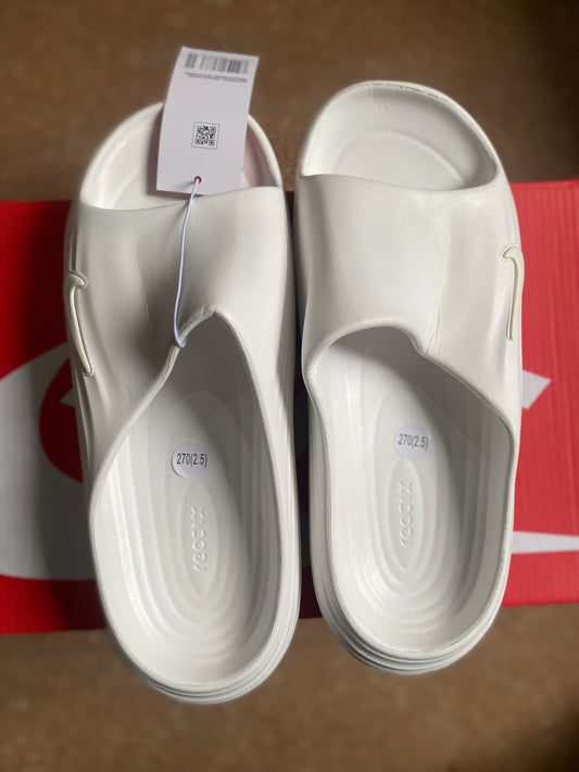 Nike rubber slide in white