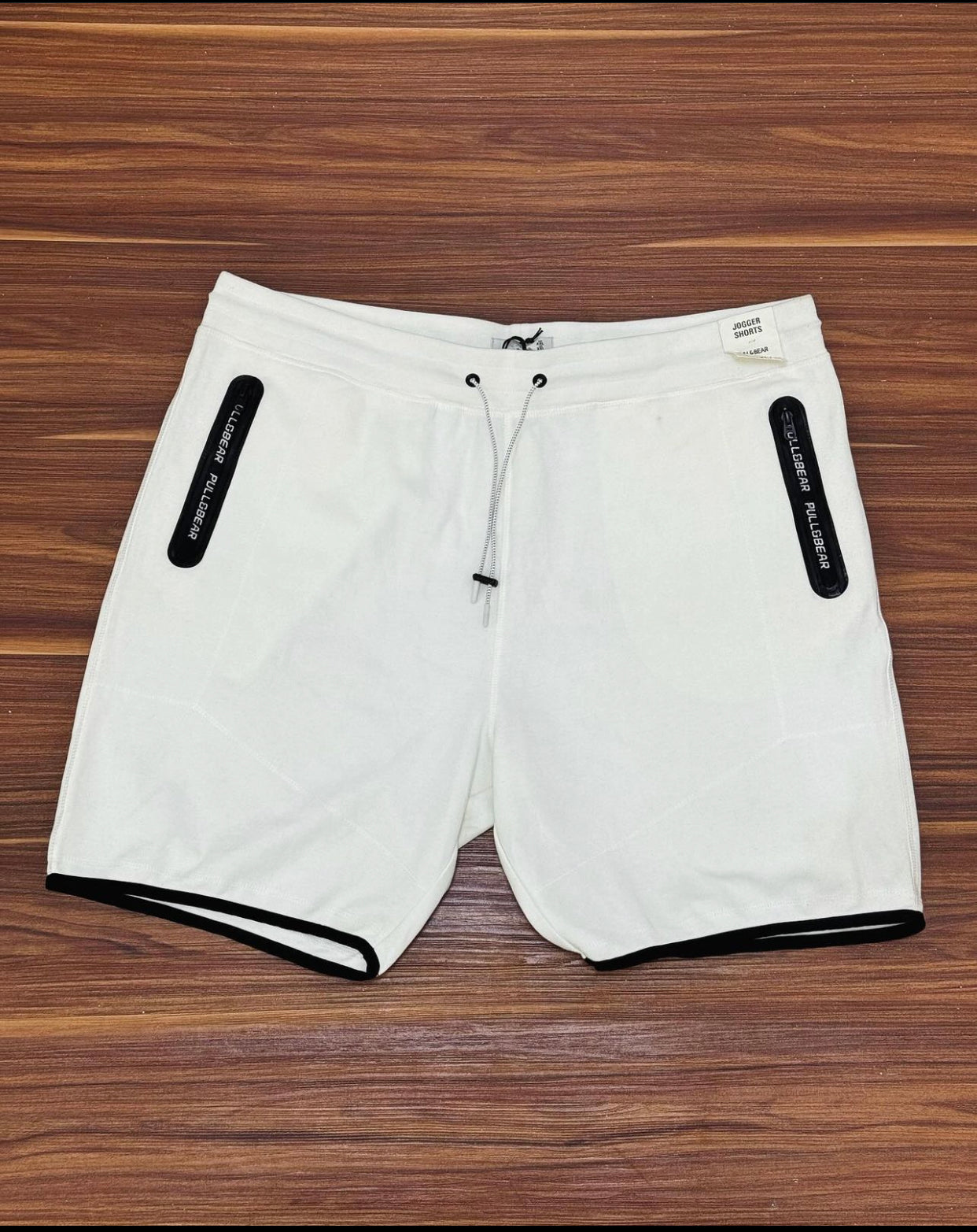 Pull and bear short in cream