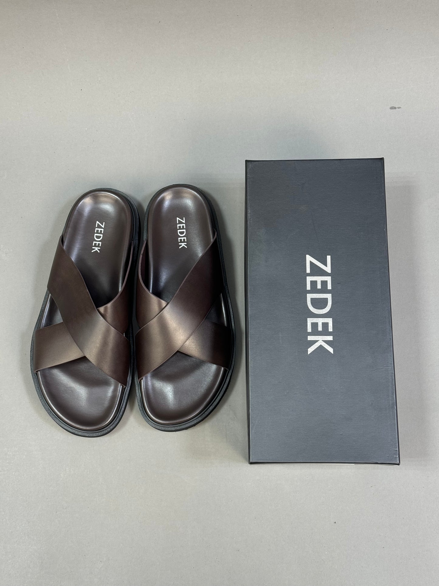 ZEDEK CRISS CROSS SLIDES IN
BROWN(comes in a box)