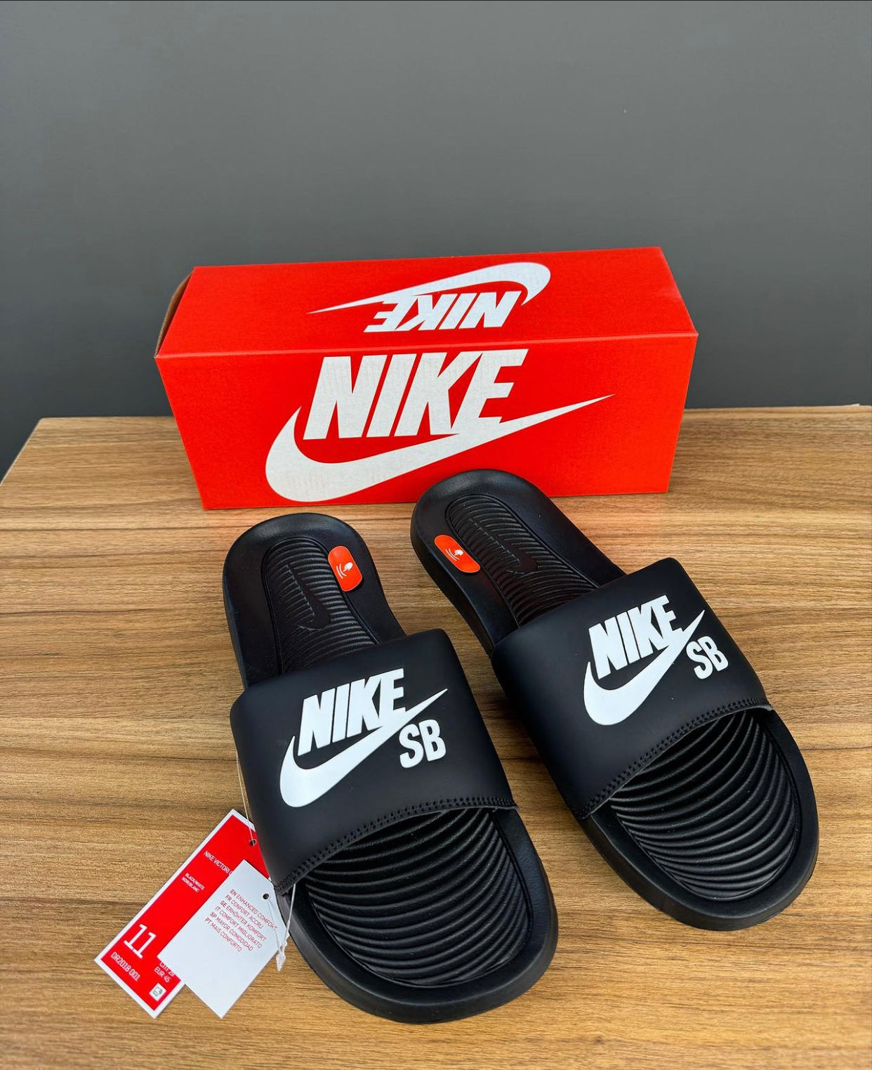 Nike SB sliders in black