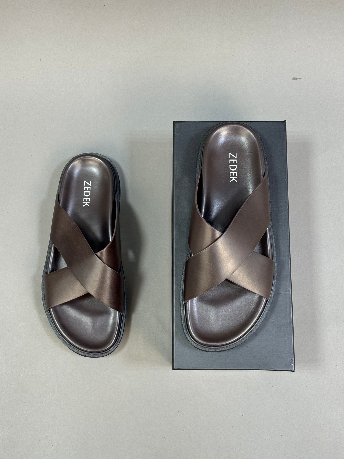 ZEDEK CRISS CROSS SLIDES IN
BROWN(comes in a box)