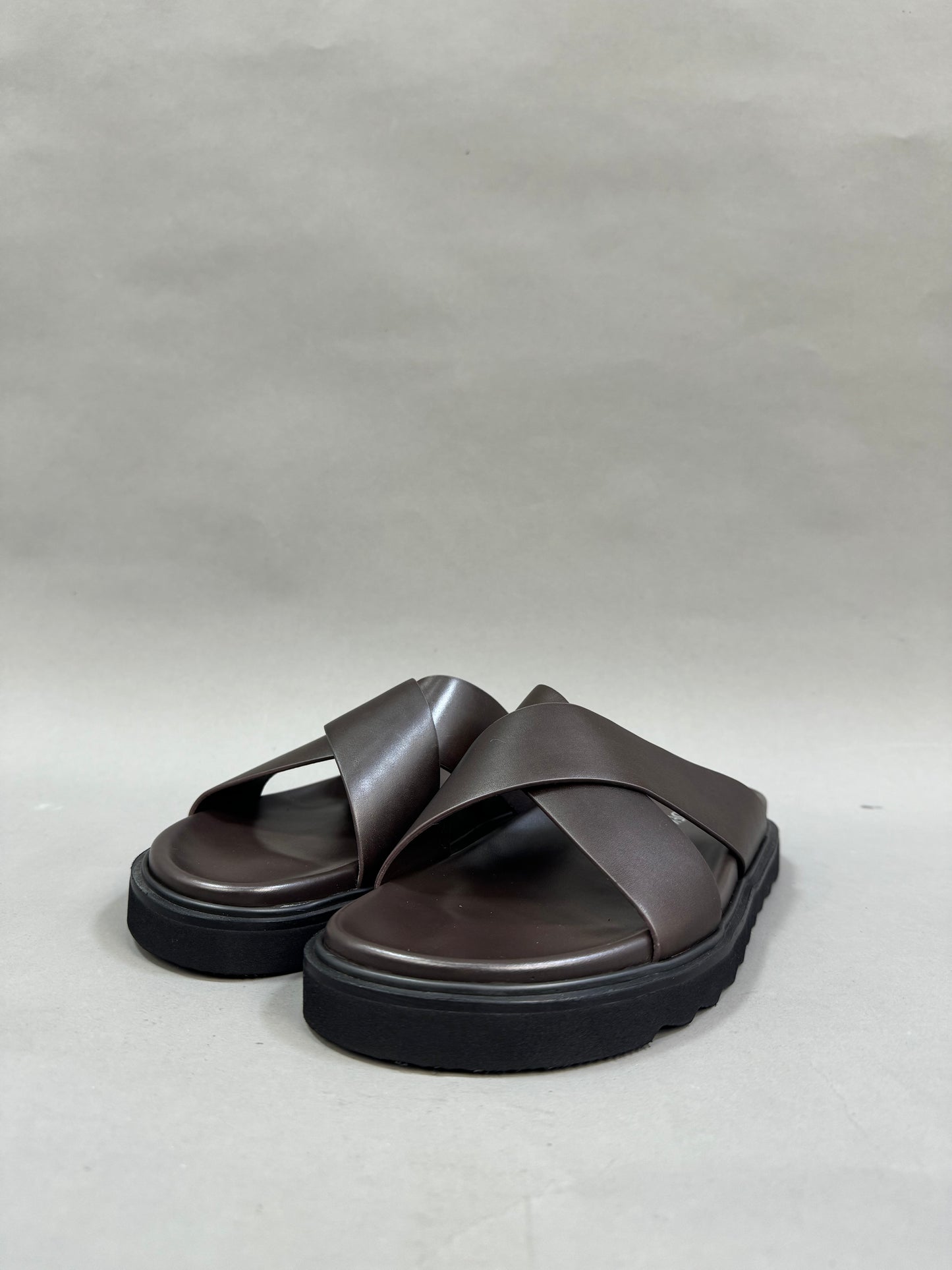 ZEDEK CRISS CROSS SLIDES IN
BROWN(comes in a box)