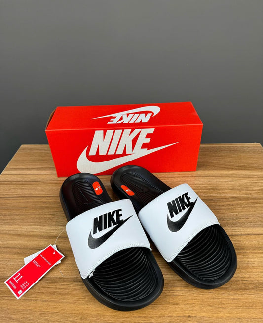 Nike victori one slider in white