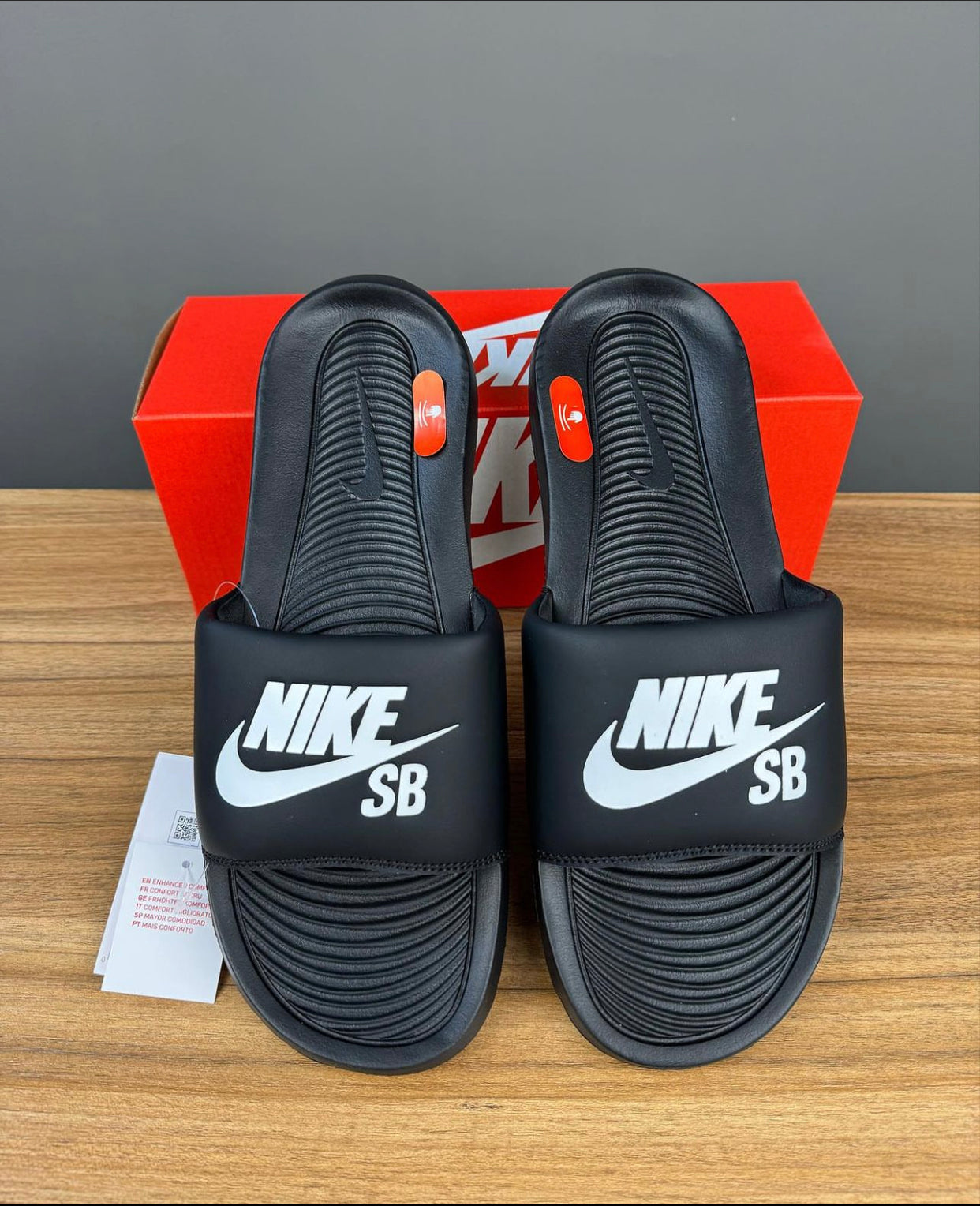 Nike SB sliders in black