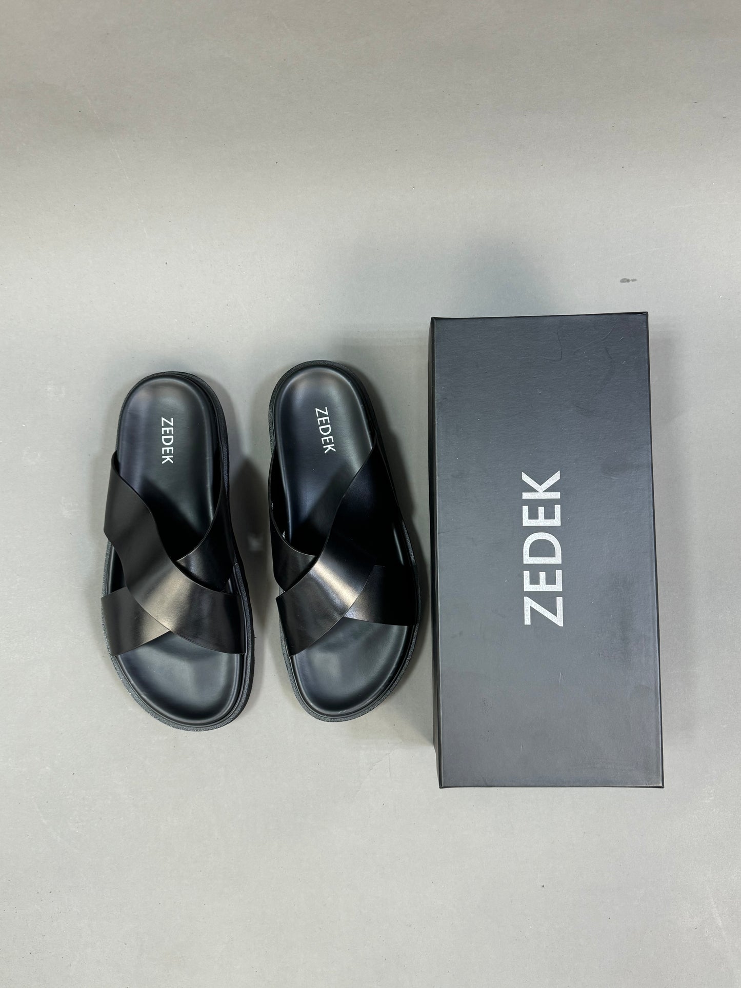 ZEDEK CRISS CROSS SLIDE IN BLACK