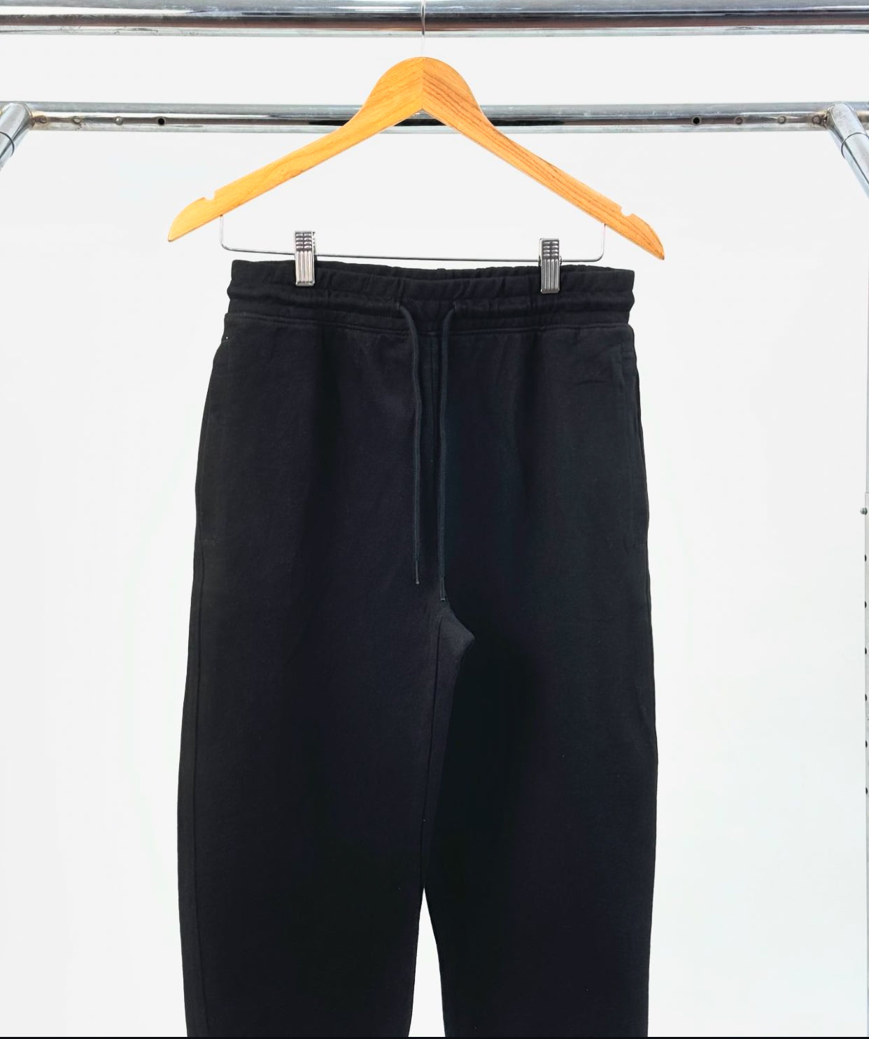 Plain jogger pant in black