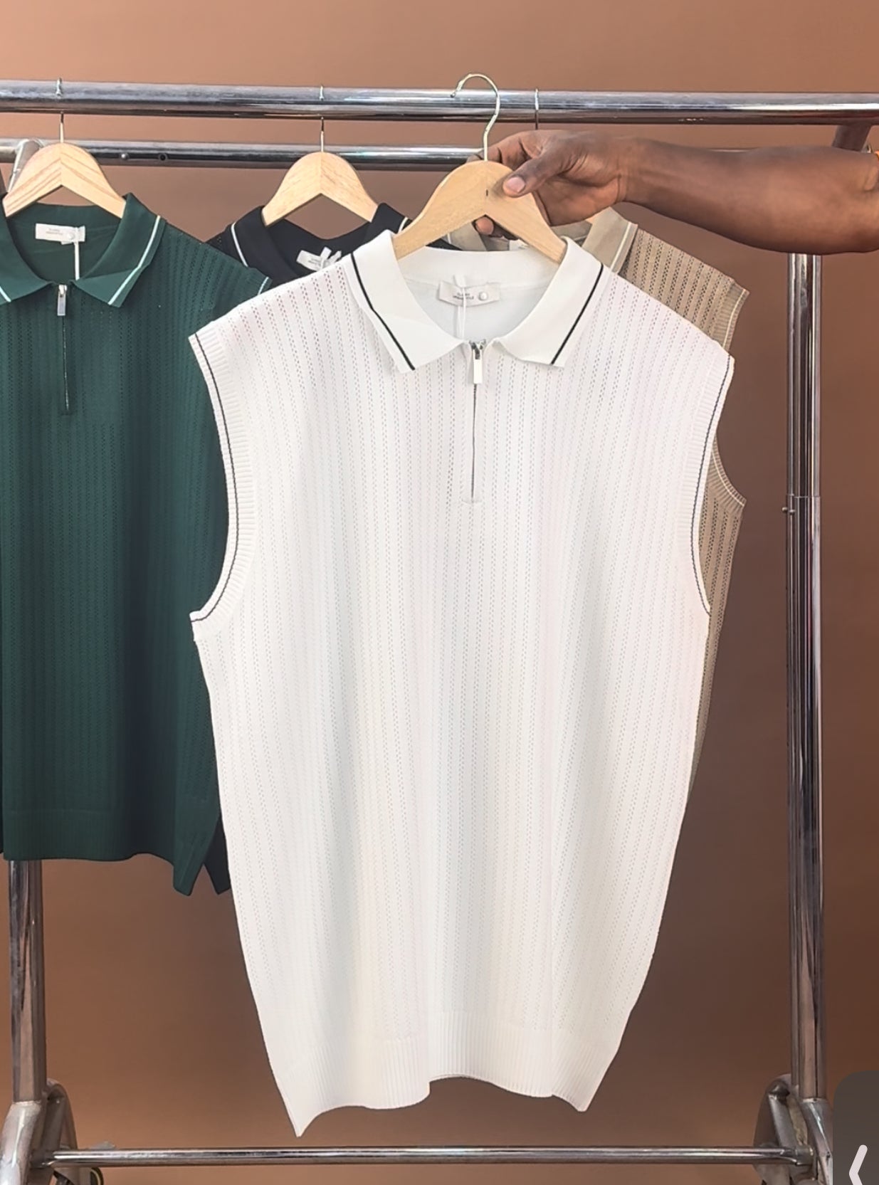 Armless knitted polo in white
