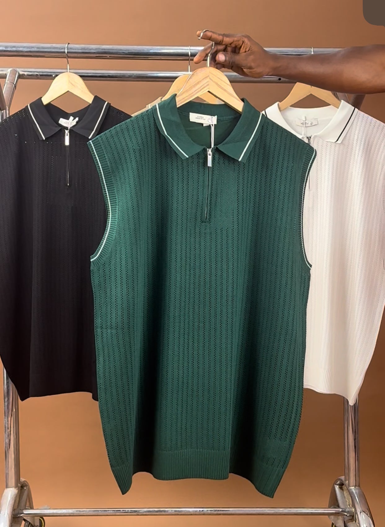 Armless knitted polo in green