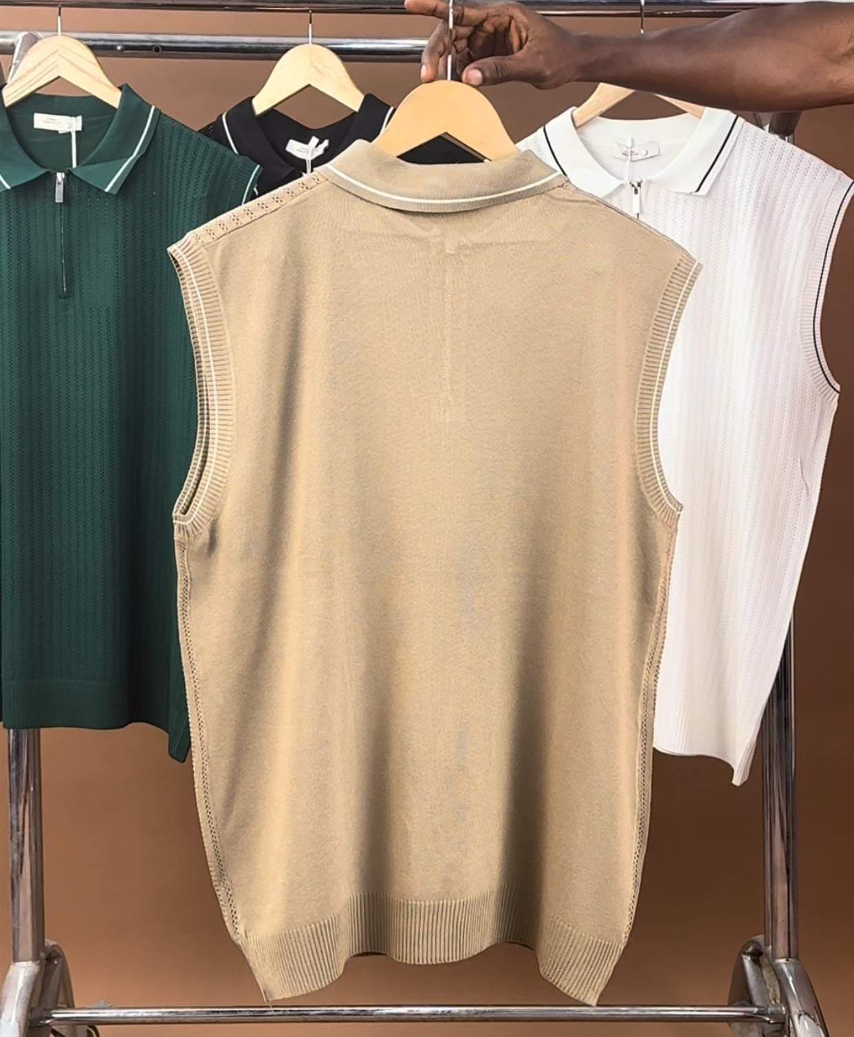 Armless knitted polo in brown