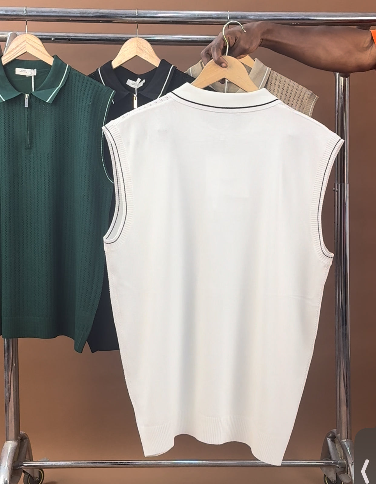 Armless knitted polo in white