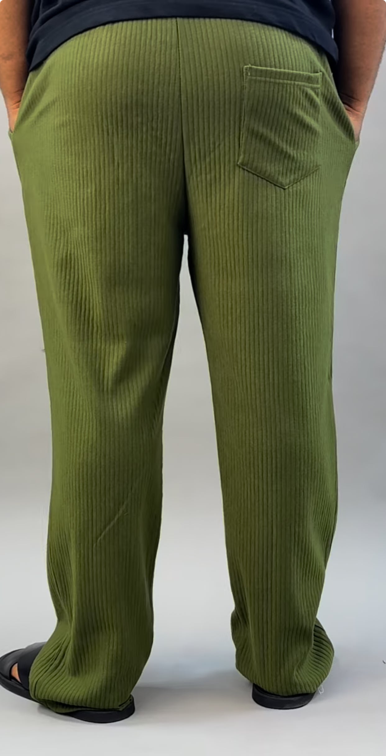 Plus size plain pant in green