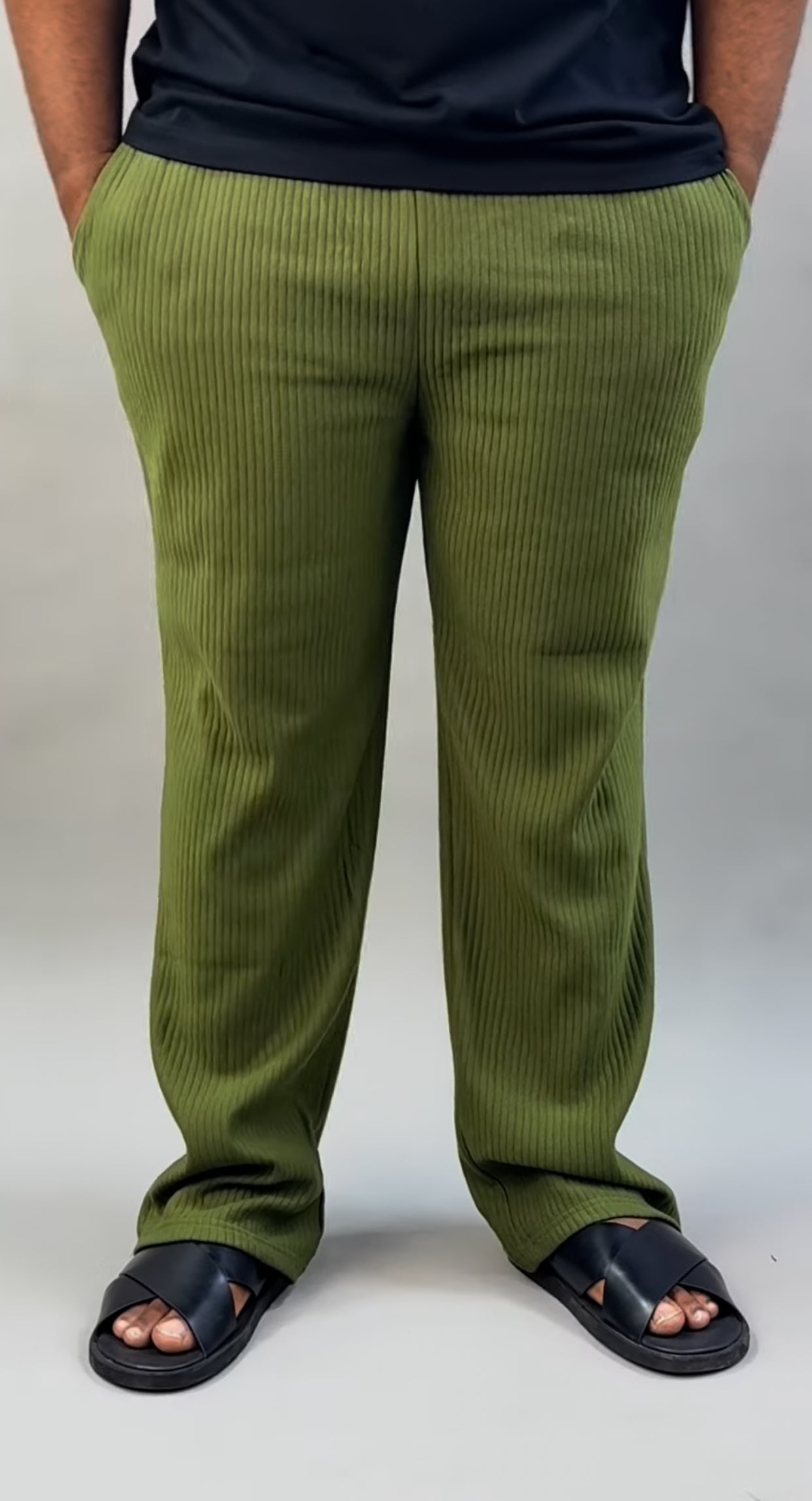 Plus size plain pant in green