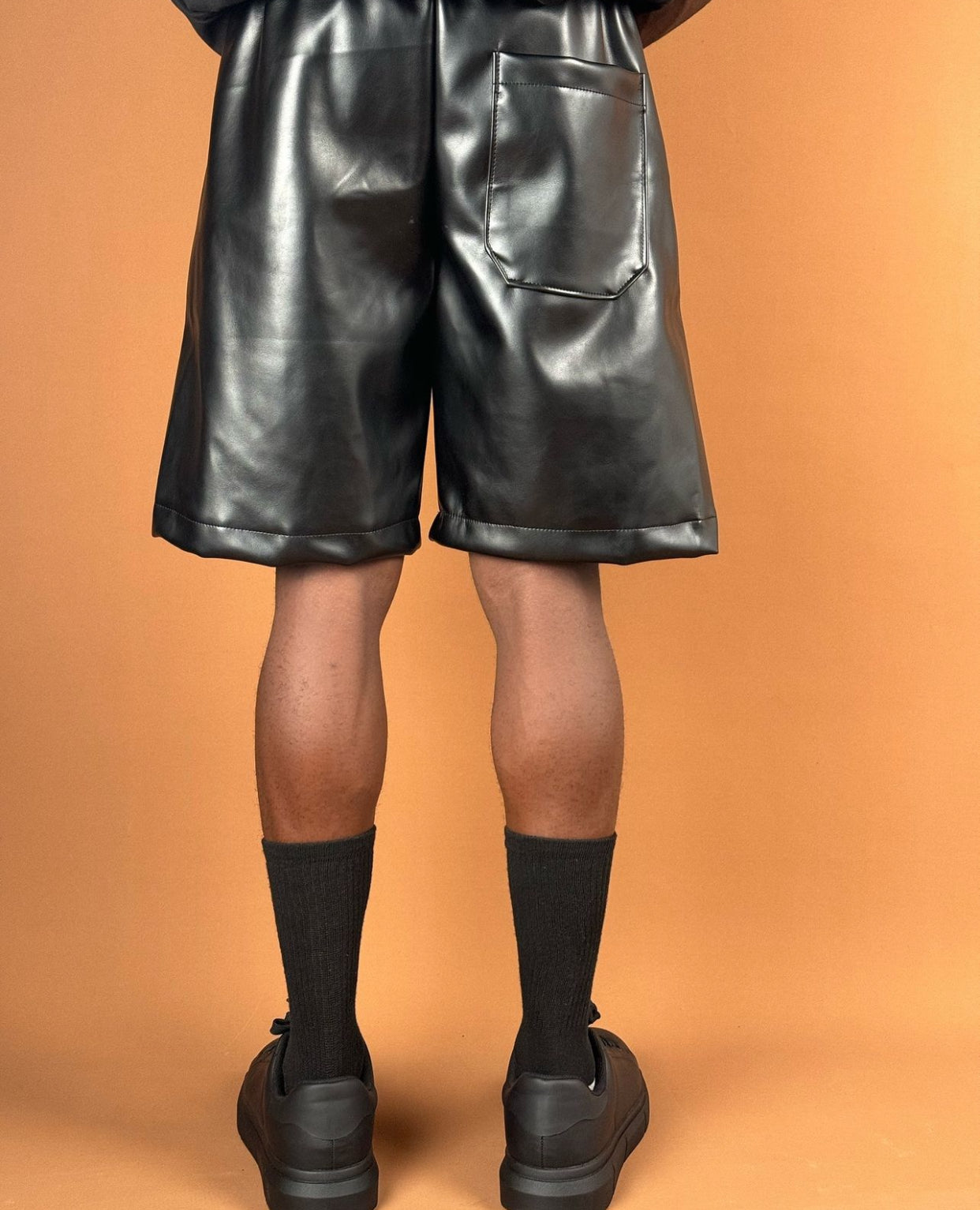 Leather short in black