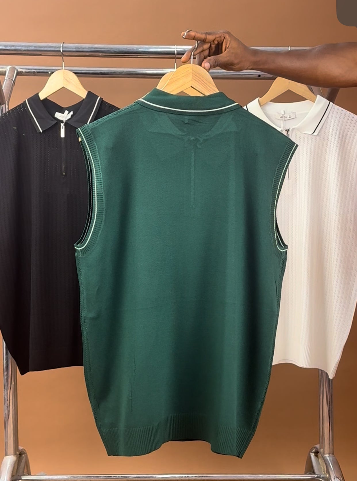 Armless knitted polo in green