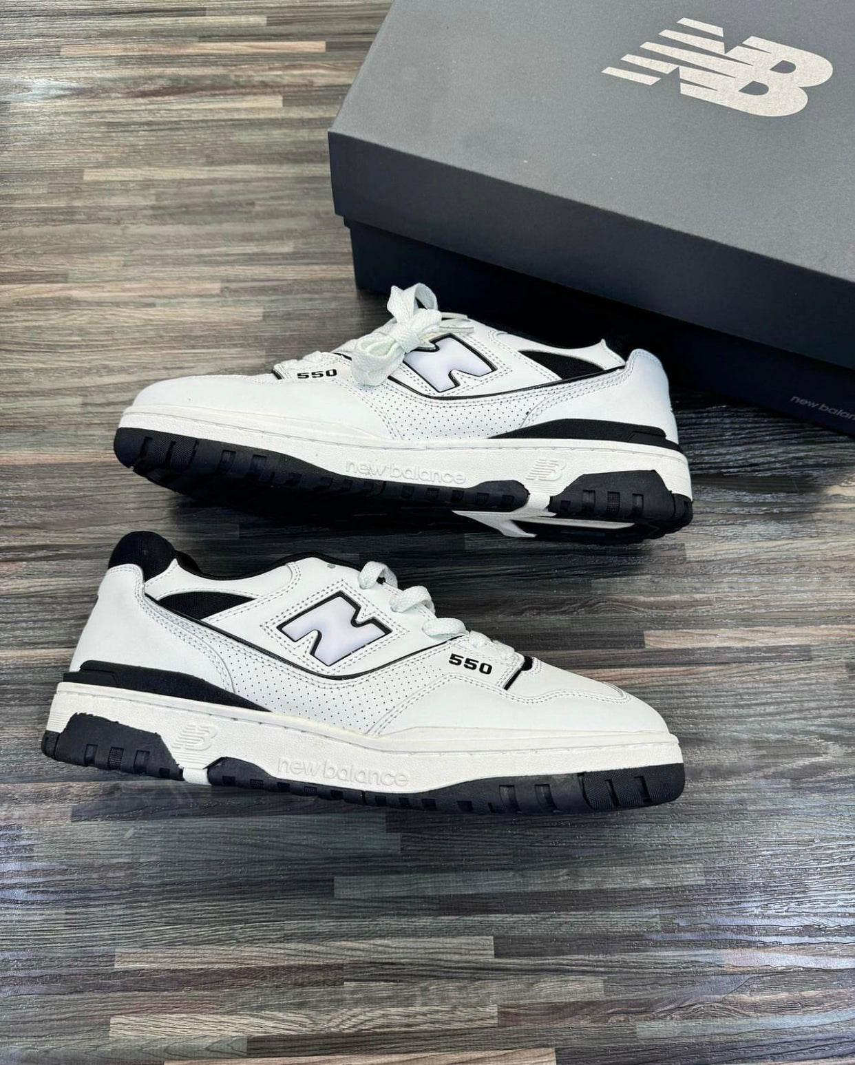 New Balance 550 trainers in black and White