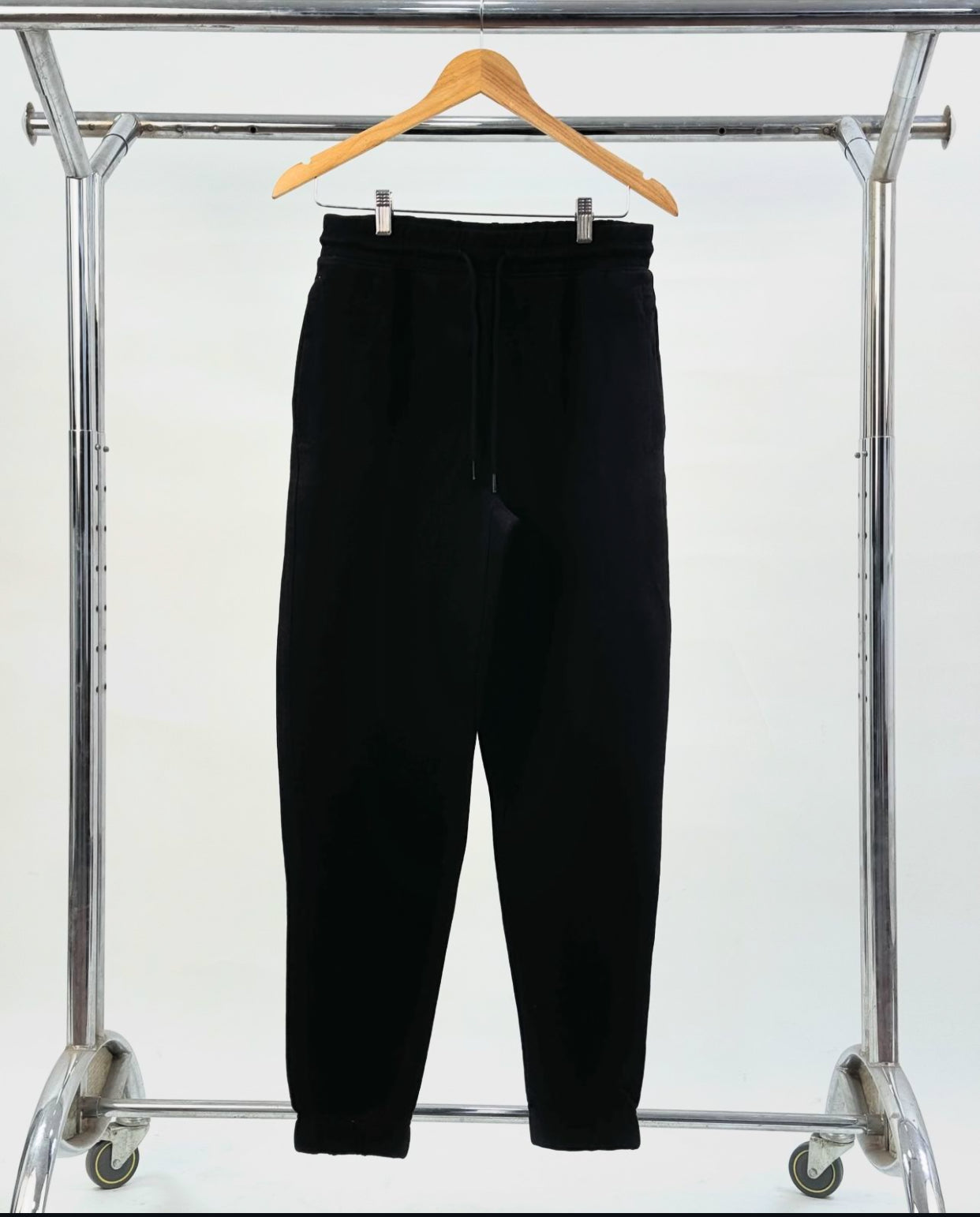 Plain jogger pant in black