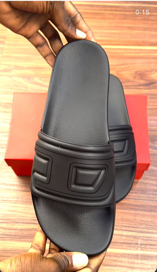 DIESEL SLIDER IN ALL BLACK