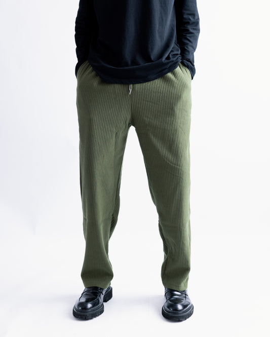 Plus size plain pant in green