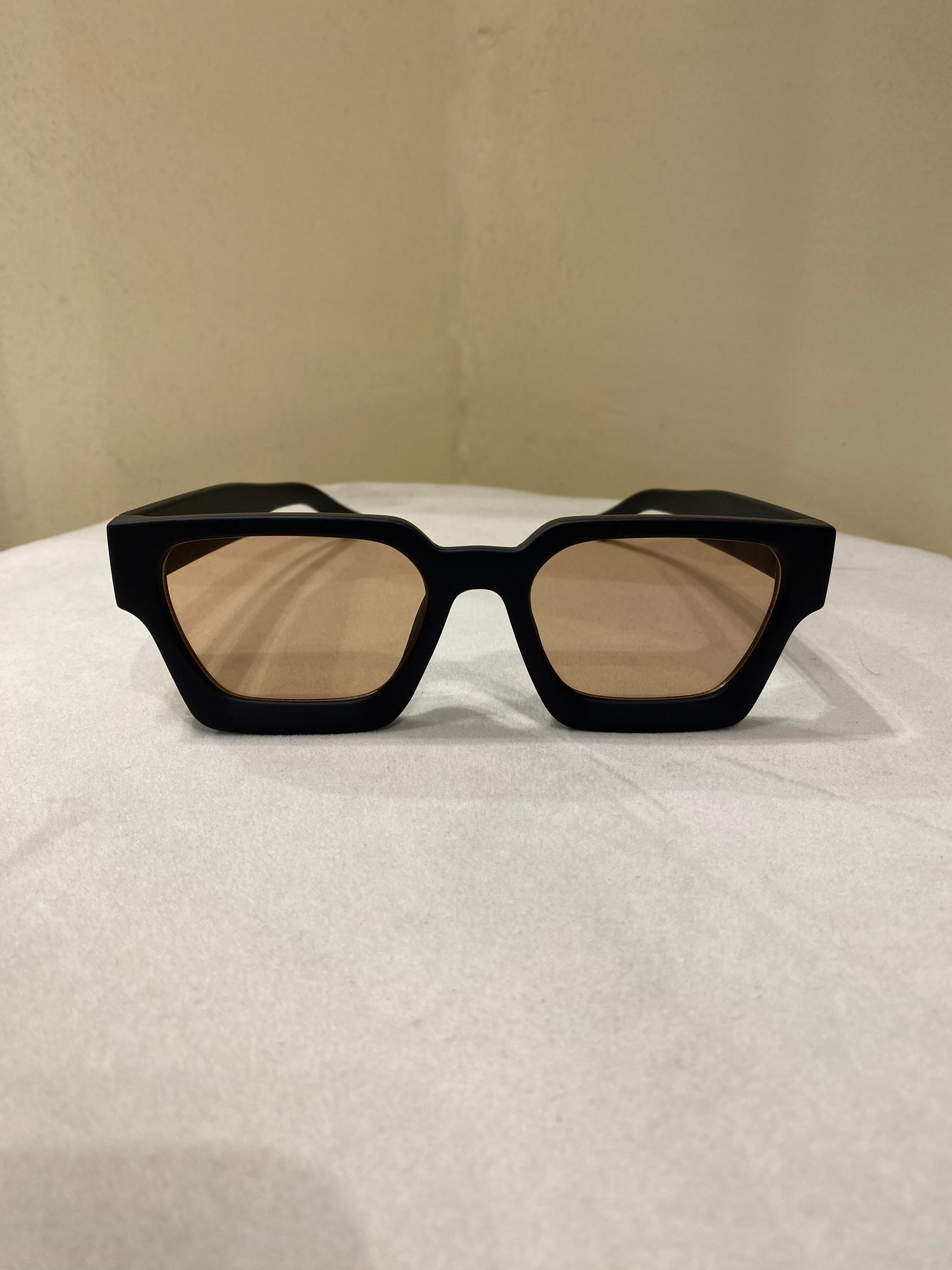 Retro Chunky Rectangle Sunglasses in Black/tea lens
