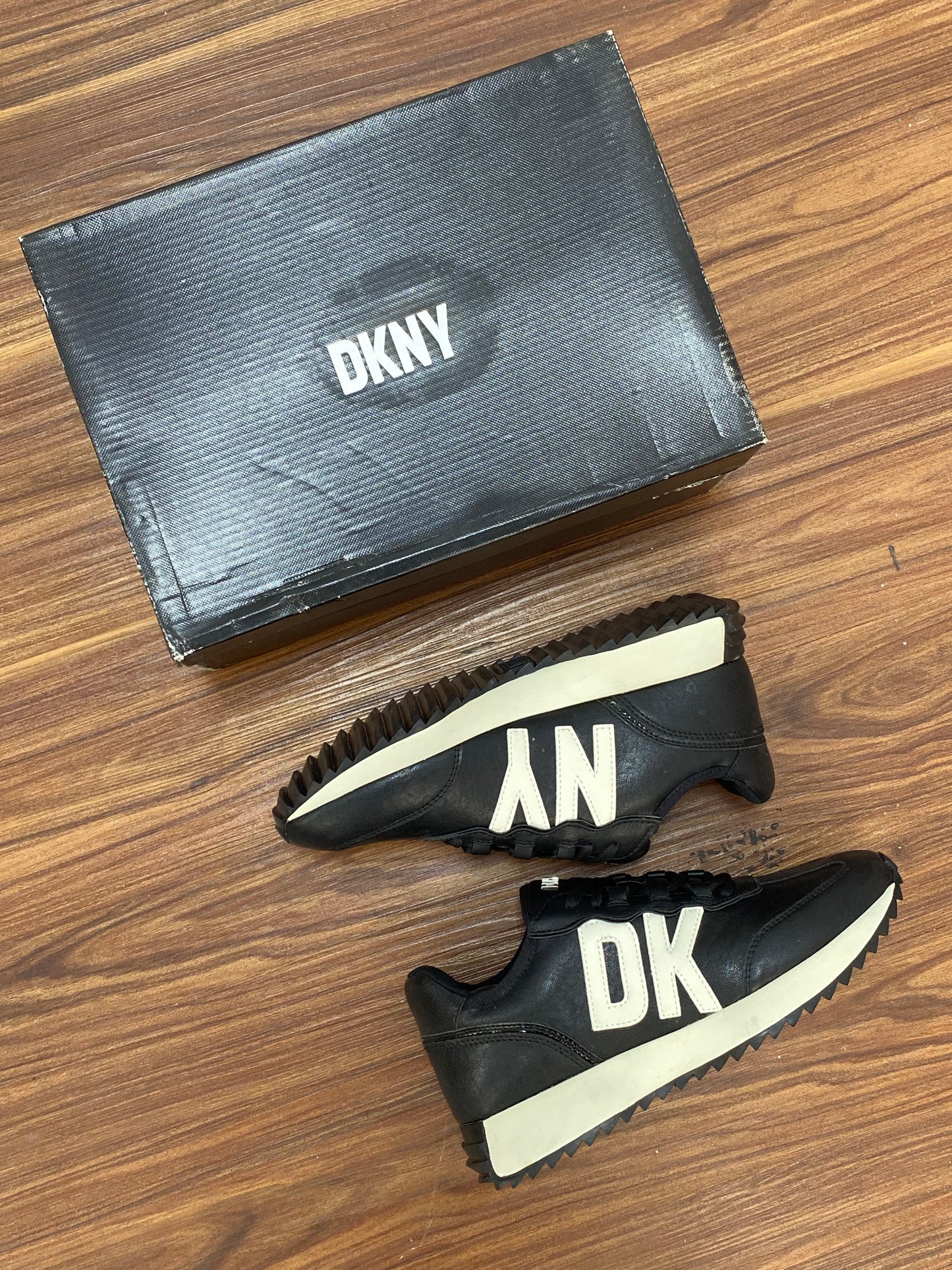 DKNY sneakers female Z074