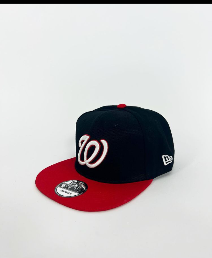 W red and black Adjustable snapback